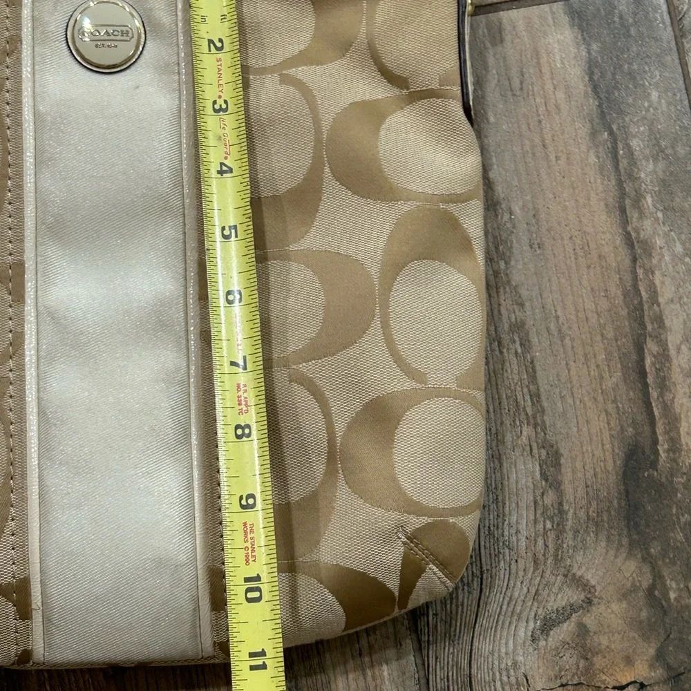 Coach Beige Signature Shoulder Bag Adjustable Strap. Will need some cleaning - Picture 2 of 7
